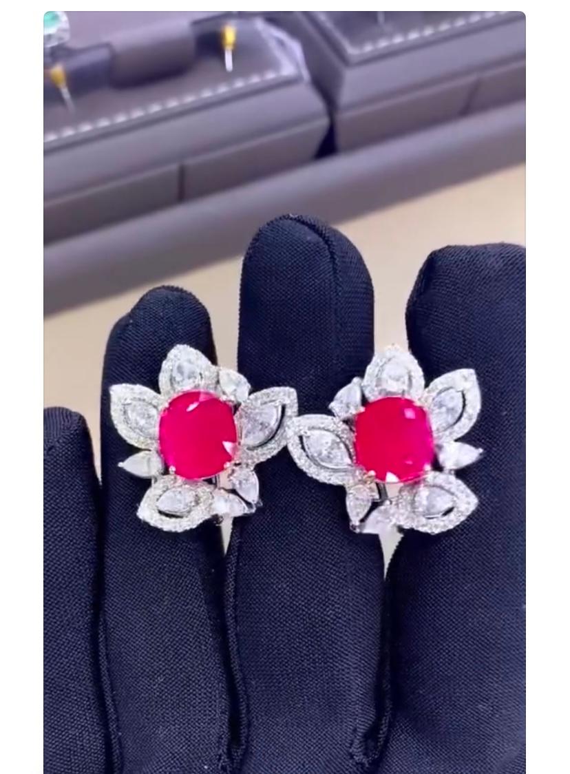 An exquisite Rubies and Diamonds earrings, in particular flowers design, so unique and refined.
Elevate your sophistication, and add a touch of glamour and of color on your outfit.
Stunning earrings come in 18k gold with 2 pieces of Natural Burma