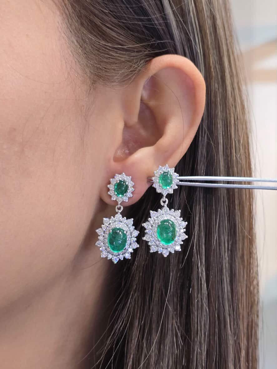 Taille cabochon Boucles d'oreilles en or 18 carats certifiées AIG 6.90 Emeraudes de Zambie 2.80 Ct Diamants en vente