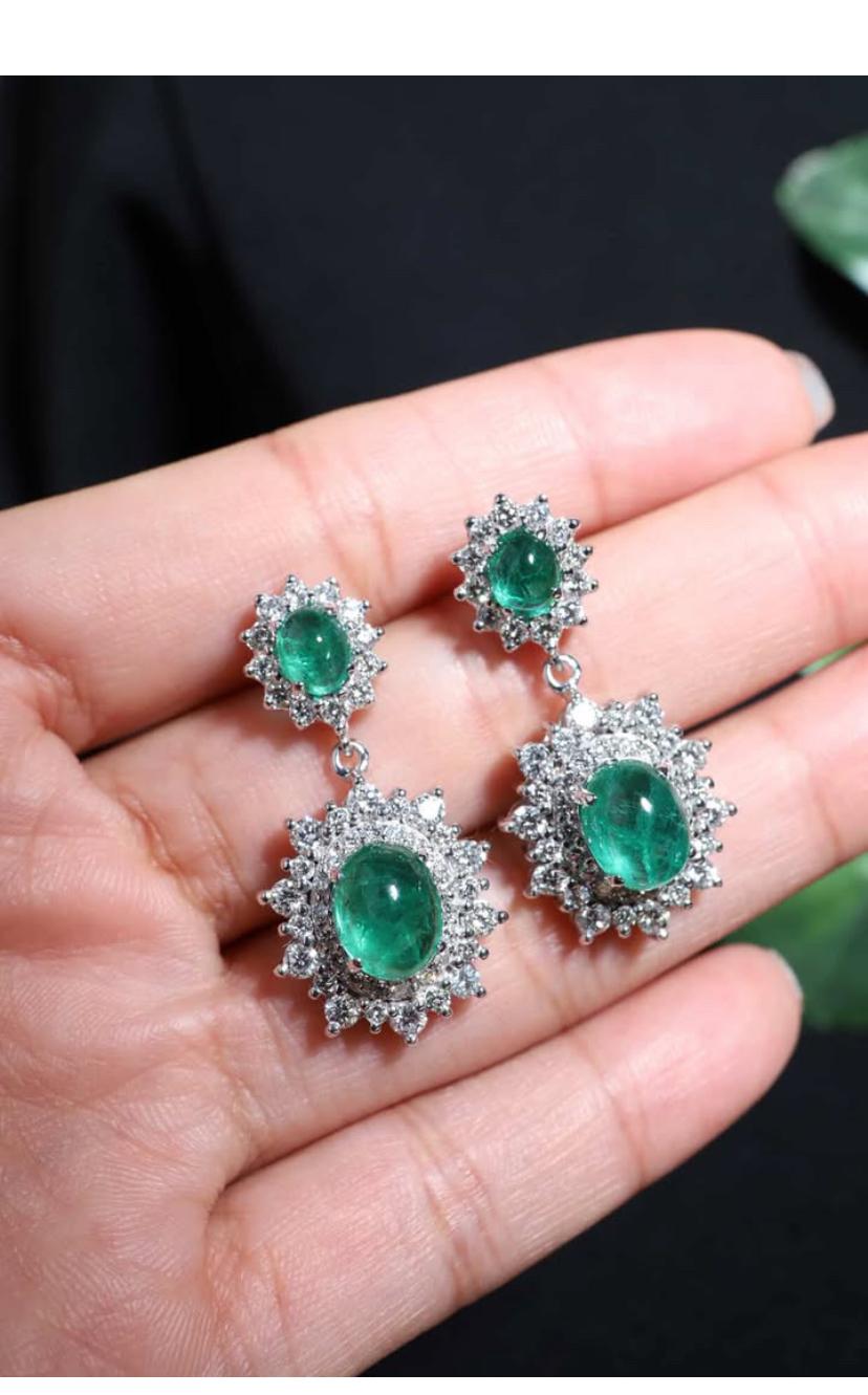 Boucles d'oreilles en or 18 carats certifiées AIG 6.90 Emeraudes de Zambie 2.80 Ct Diamants Pour femmes en vente