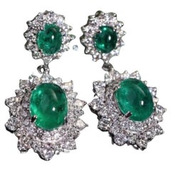 Boucles d
oreilles en or 18 carats certifiées AIG 6.90 Emeraudes de Zambie 2.80 Ct Diamants