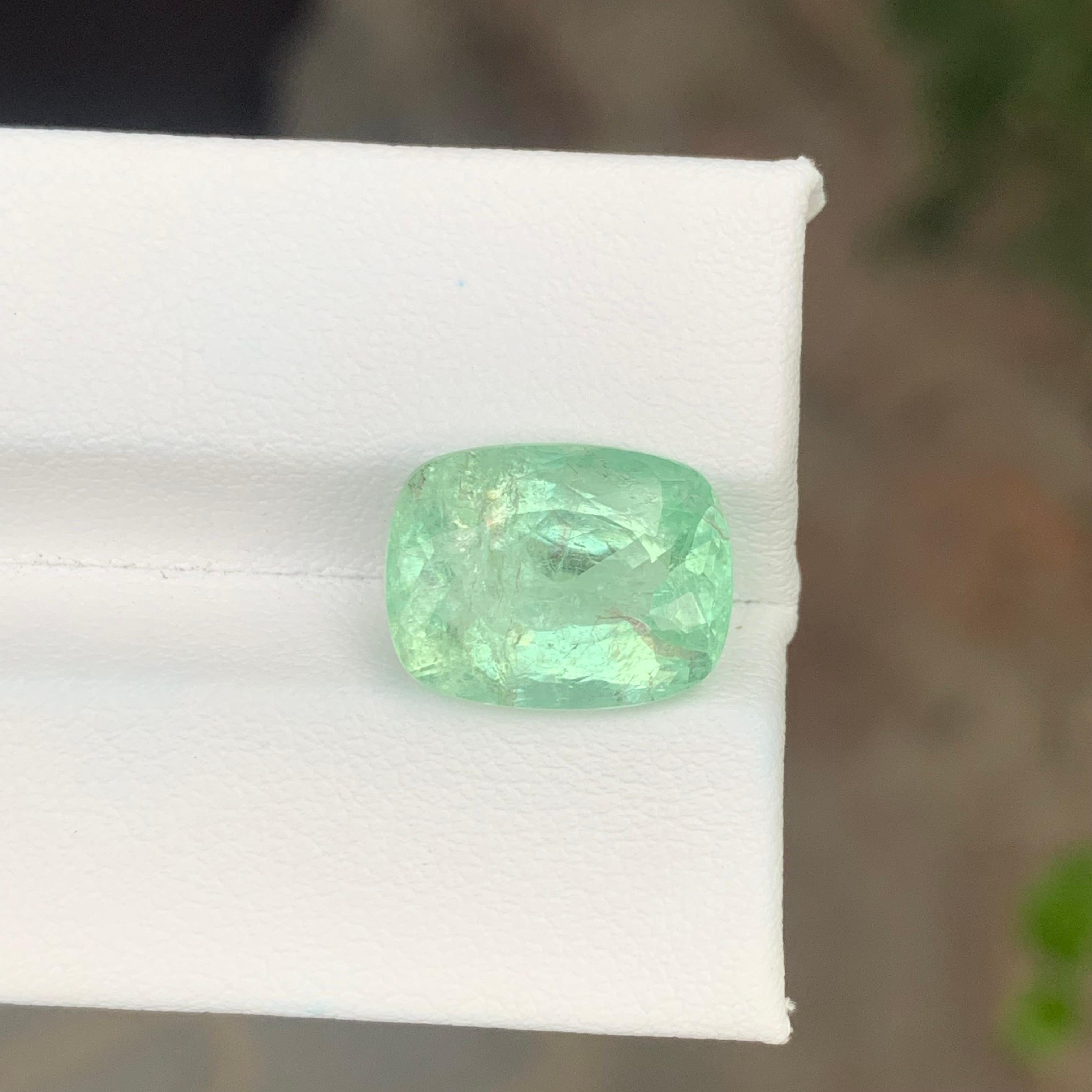 AIG Certified 6.92 Carat Natural Loose Paraiba Tourmaline From Mozambique's Mine en vente 4