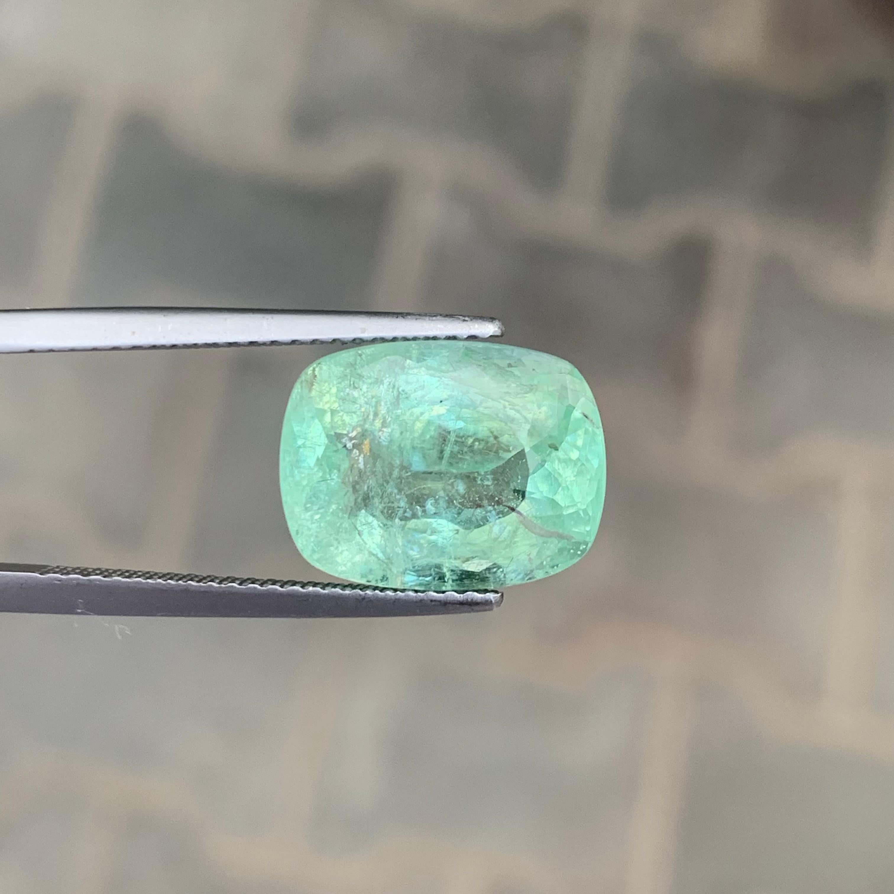 Arts and Crafts AIG Certified 6.92 Carat Natural Loose Paraiba Tourmaline From Mozambique's Mine en vente