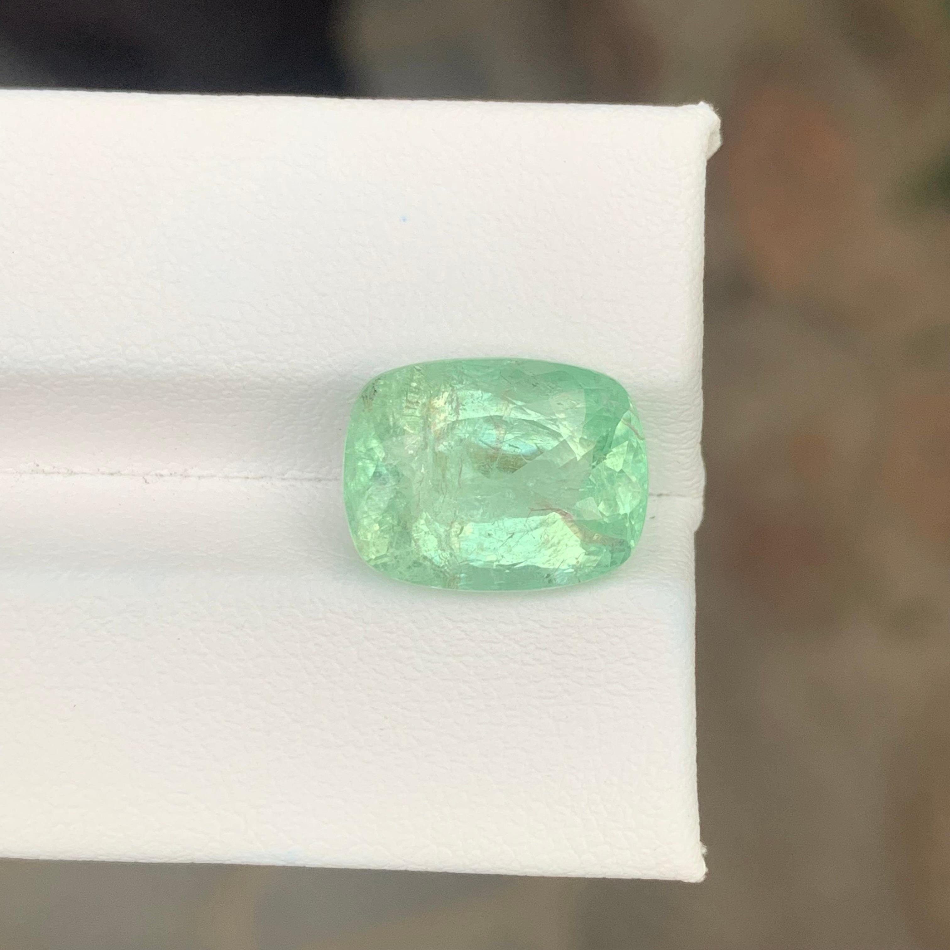 AIG Certified 6.92 Carat Natural Loose Paraiba Tourmaline From Mozambique's Mine en vente 3