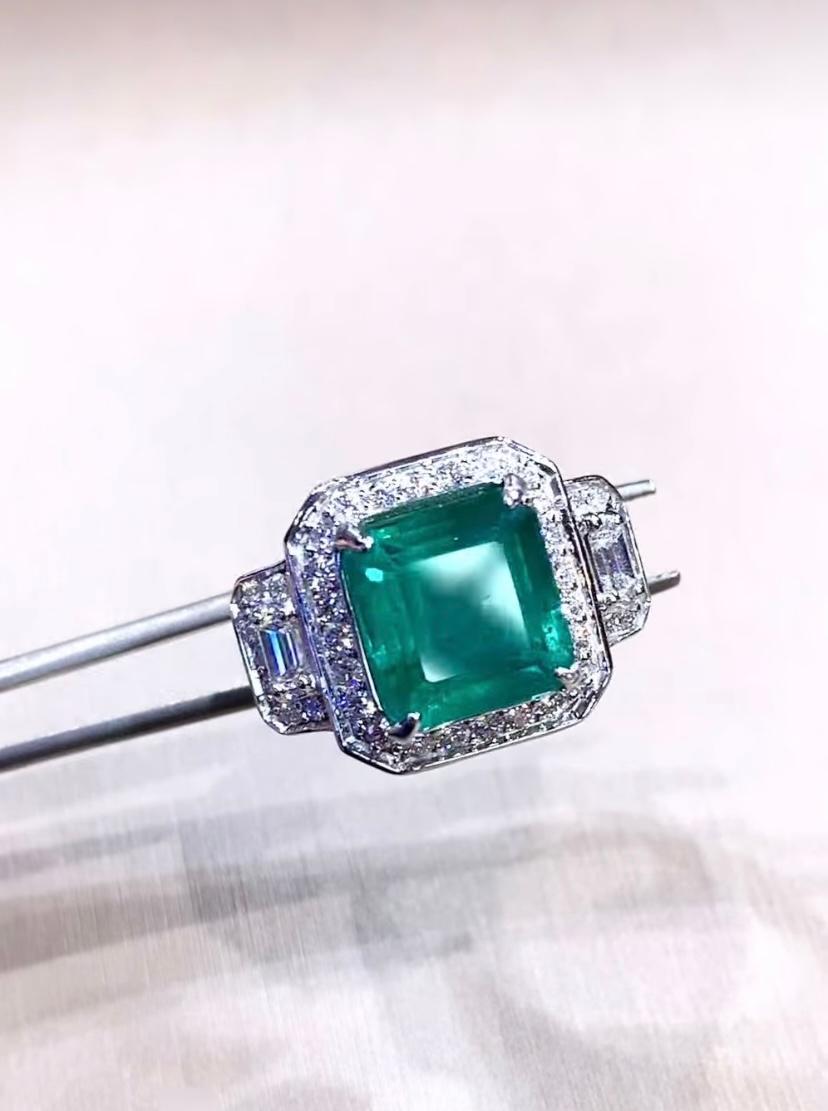 AIG Certified 7.00 Carat Zambian Emerald 2.00 Ct Diamonds 18k Gold Cocktail Ring In New Condition For Sale In Massafra, IT