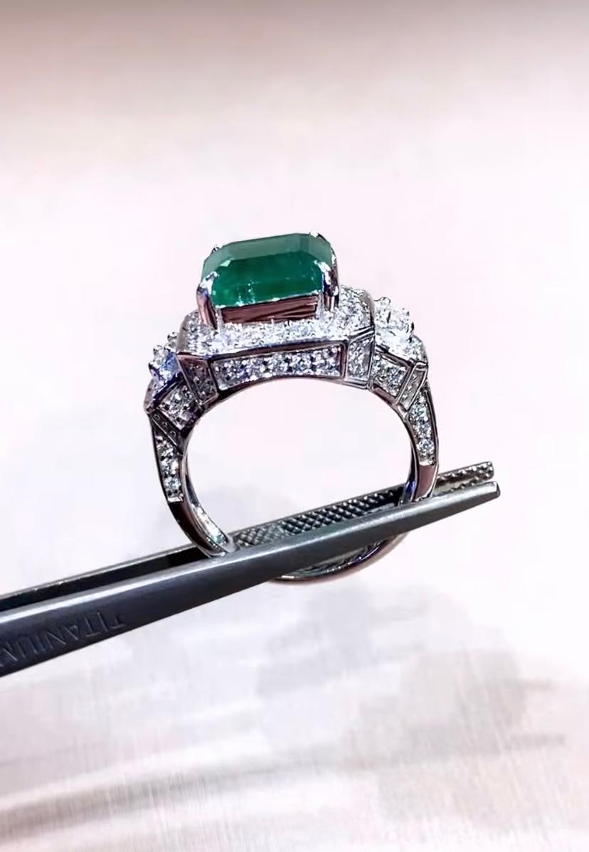 De las mujeres Esmeralda zambiana de 7,00 quilates certificada por AIG Diamantes de 2,00 quilates Anillo de cóctel de oro de 18 quilates en venta