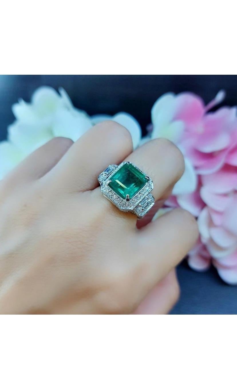 Esmeralda zambiana de 7,00 quilates certificada por AIG Diamantes de 2,00 quilates Anillo de cóctel de oro de 18 quilates en venta 3
