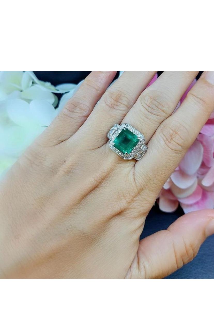 Esmeralda zambiana de 7,00 quilates certificada por AIG Diamantes de 2,00 quilates Anillo de cóctel de oro de 18 quilates en venta 4