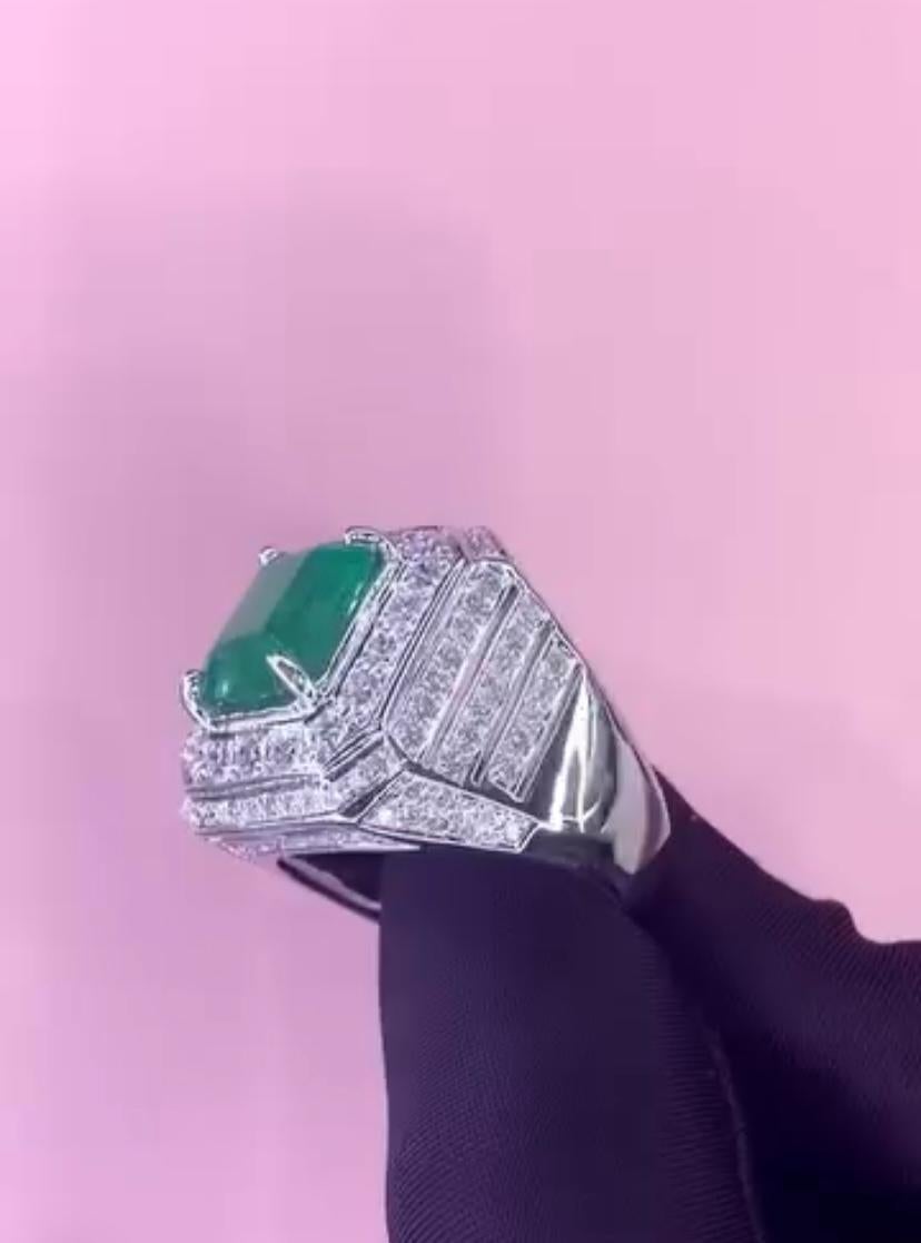 18 Karat Goldring, AIG-zertifizierter 7,00 Karat sambischer Smaragd 2,30 Karat Diamanten (Gemischter Schliff) im Angebot