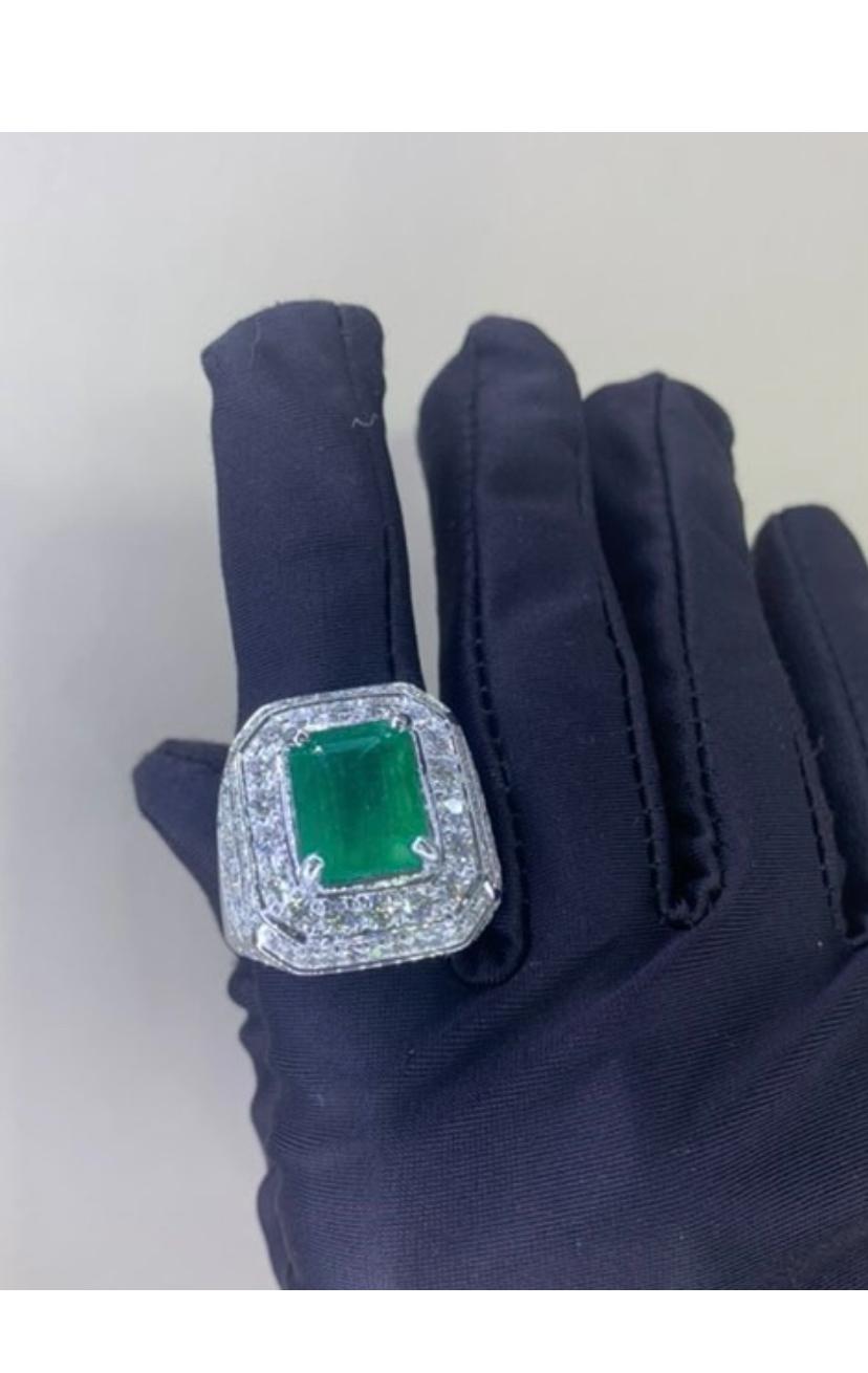 18 Karat Goldring, AIG-zertifizierter 7,00 Karat sambischer Smaragd 2,30 Karat Diamanten im Angebot 2