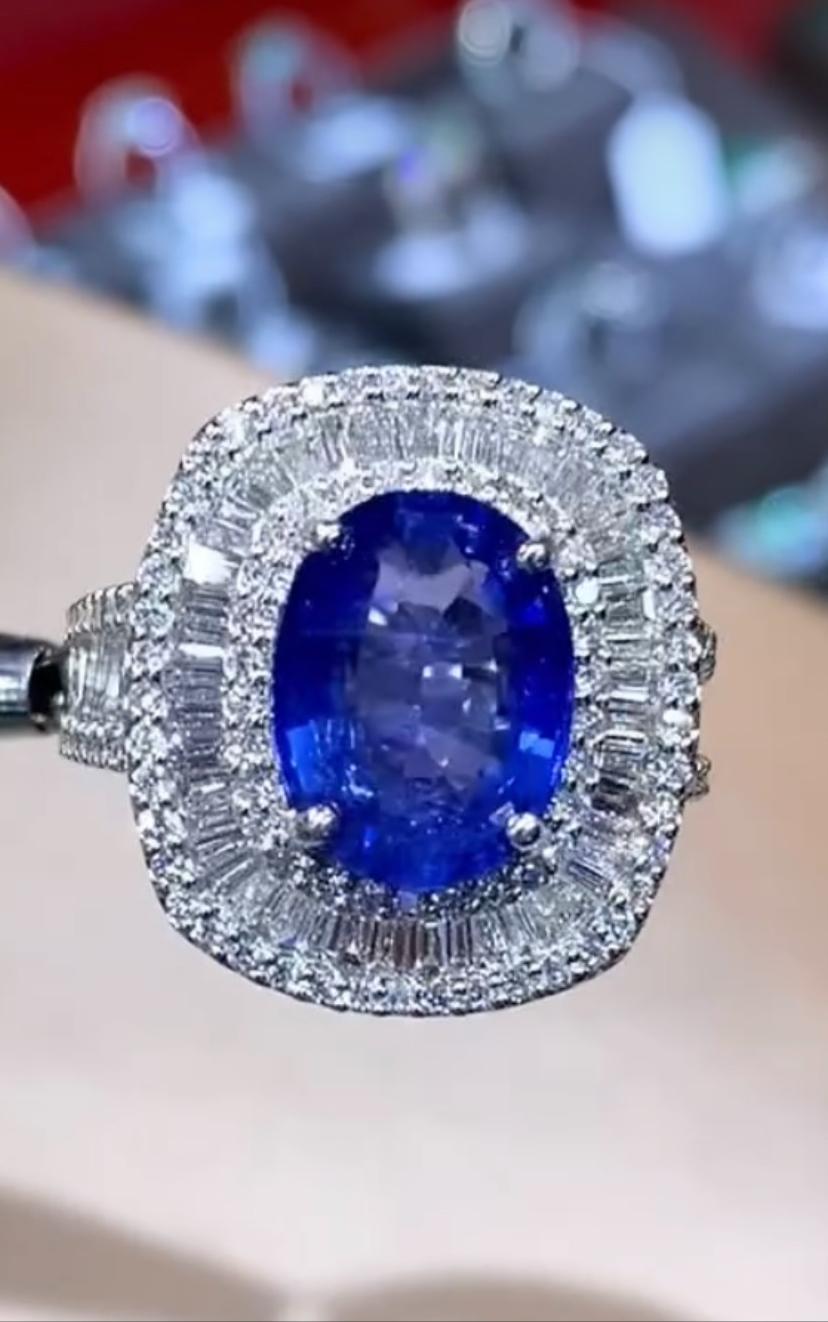 La beauté envoûtante de la bague Cornflower Ceylon Sapphire and Diamonds captive tous ceux qui la contemplent.
Cette pièce exquise présente un contraste remarquable entre la pierre précieuse Cornflowers Blue Ceylon Sapphire et la pierre précieuse