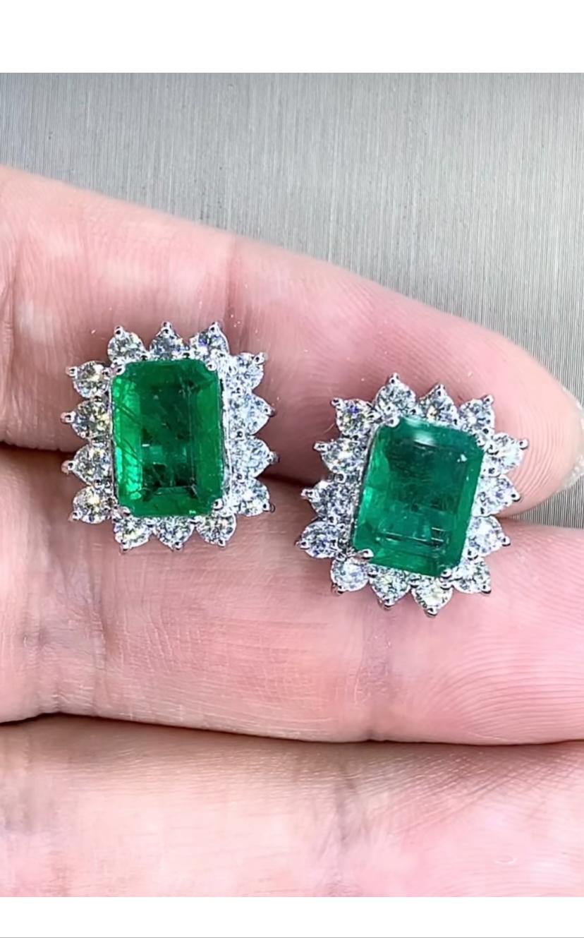 An exquisite Zambian Emeralds and Diamonds earrings, in adorable contemporary design, so modern and glamour. Elevate your look and adds a touch of class and sophistication on your outfit.
Magnificent earrings come in 18k gold with 2 pieces of