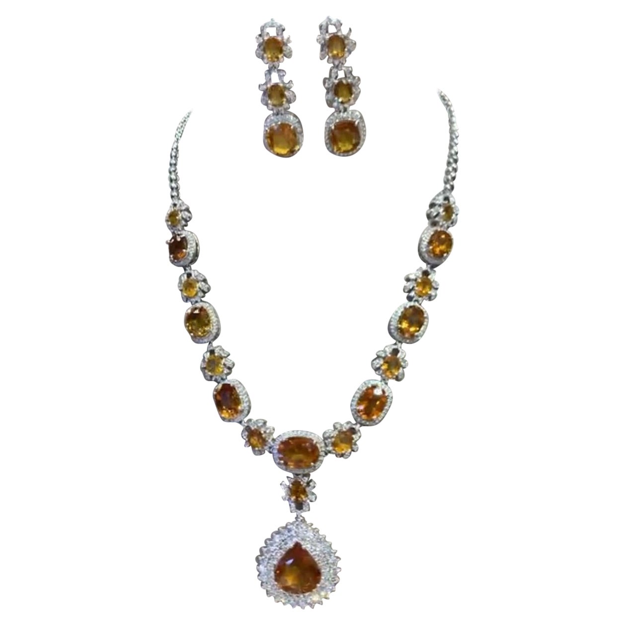 AIG-zertifizierte 71,60 Karat orangefarbene Saphire. 7,31 Karat Diamanten 18K Gold Parure
