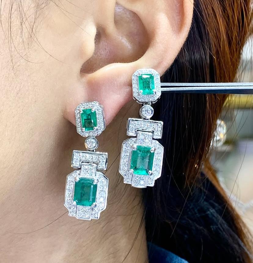 Pendientes de oro de 18 quilates con esmeraldas de Zambia de 7,20 quilates y diamantes de 1,90 quilates, certificados por AIG Corte esmeralda en venta