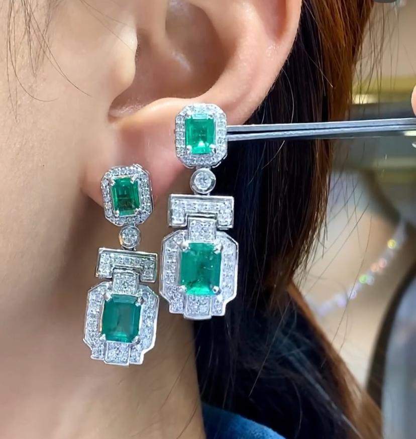 Pendientes de oro de 18 quilates con esmeraldas de Zambia de 7,20 quilates y diamantes de 1,90 quilates, certificados por AIG en Nuevo estado para la venta en Massafra, IT