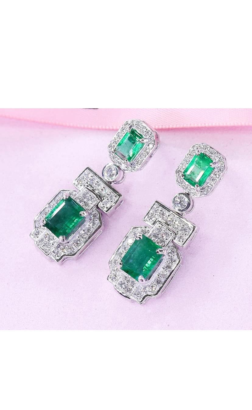 De las mujeres Pendientes de oro de 18 quilates con esmeraldas de Zambia de 7,20 quilates y diamantes de 1,90 quilates, certificados por AIG en venta