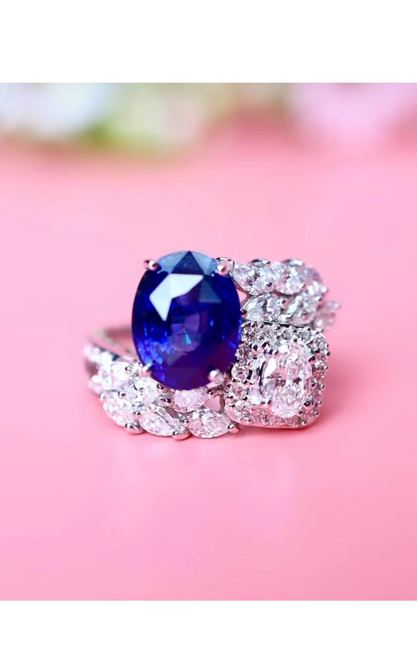Ein exquisiter Ring mit Saphiren und Diamanten in einem bezaubernden Design, so elegant und raffiniert gestaltet.
Erhöhen Sie Ihre zeitlose Schönheit und verleihen Sie Ihrem Look einen Hauch von Farbe und Raffinesse. 
Magnificent Ring kommen in 18k