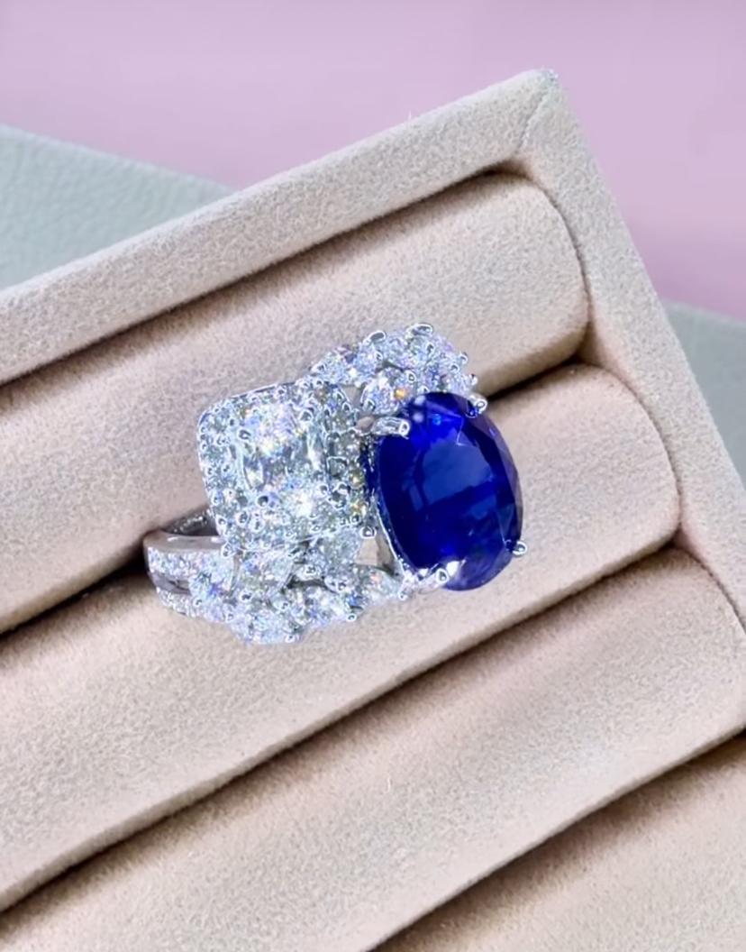 AIG zertifiziert 7,40 Karat Ceylon Saphir 2,90 Ct Diamanten 18K Gold Ring (Ovalschliff) im Angebot