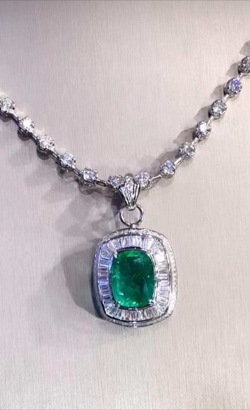 Taille coussin Pendentif en or 18 carats avec émeraude de Zambie certifiée AIG de 7,40 carats et diamants de 2,20 carats en vente