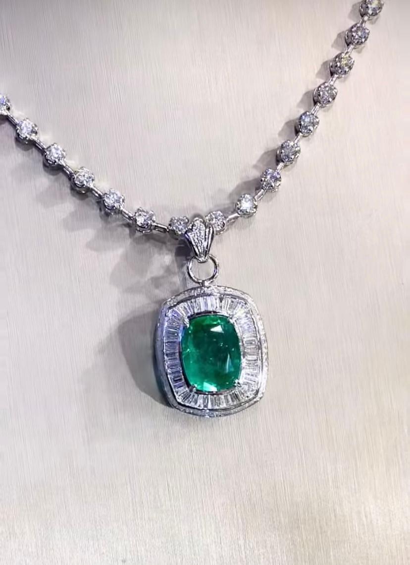 Pendentif en or 18 carats avec émeraude de Zambie certifiée AIG de 7,40 carats et diamants de 2,20 carats Neuf - En vente à Massafra, IT