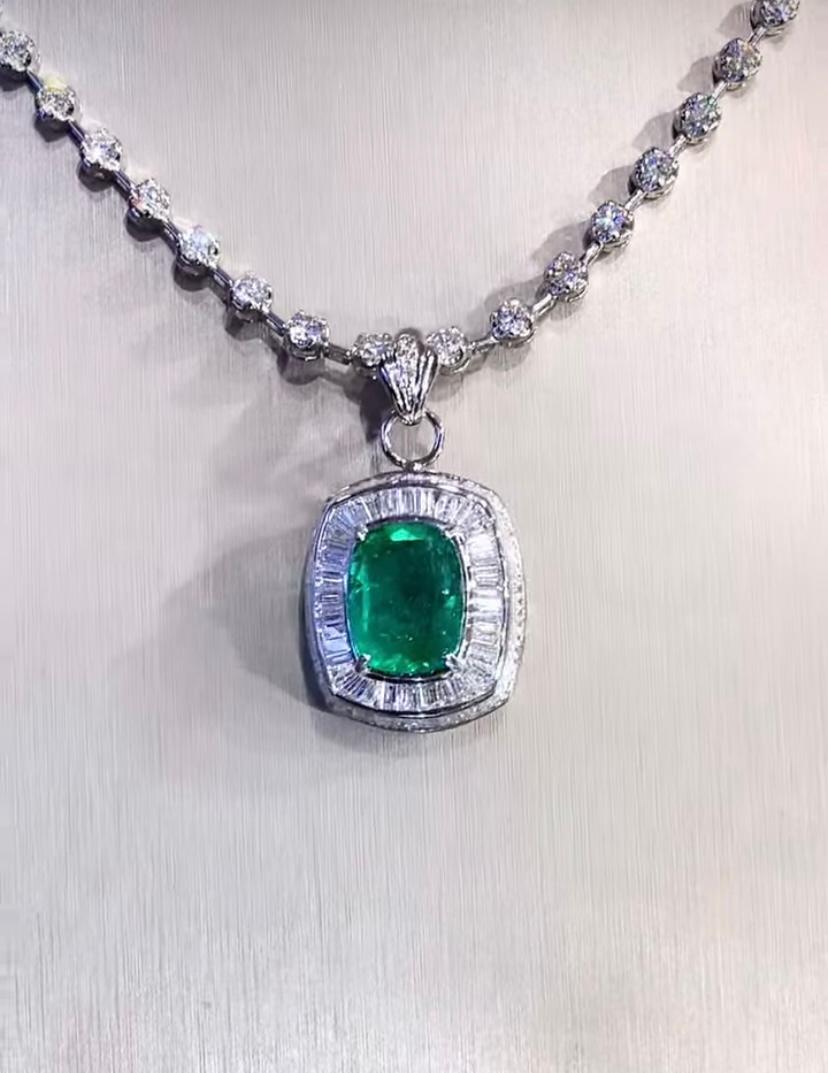 Pendentif en or 18 carats avec émeraude de Zambie certifiée AIG de 7,40 carats et diamants de 2,20 carats Unisexe en vente