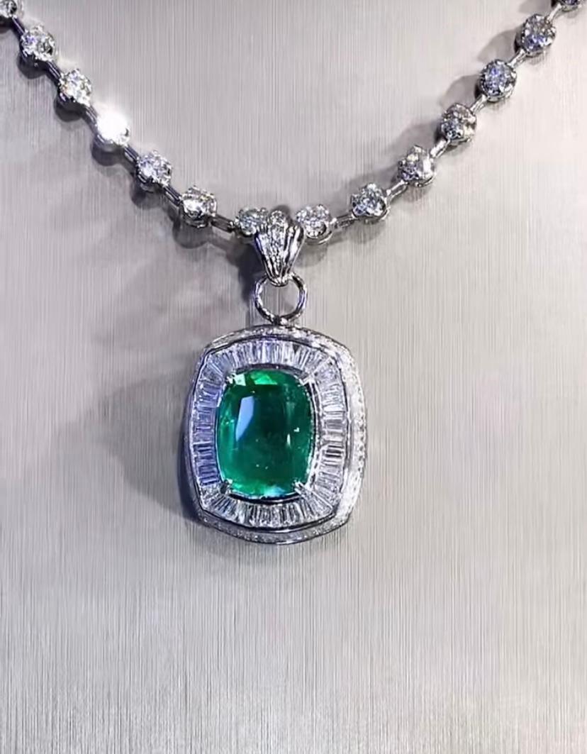 Pendentif en or 18 carats avec émeraude de Zambie certifiée AIG de 7,40 carats et diamants de 2,20 carats en vente 1