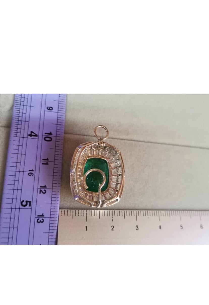 Pendentif en or 18 carats avec émeraude de Zambie certifiée AIG de 7,40 carats et diamants de 2,20 carats en vente 2