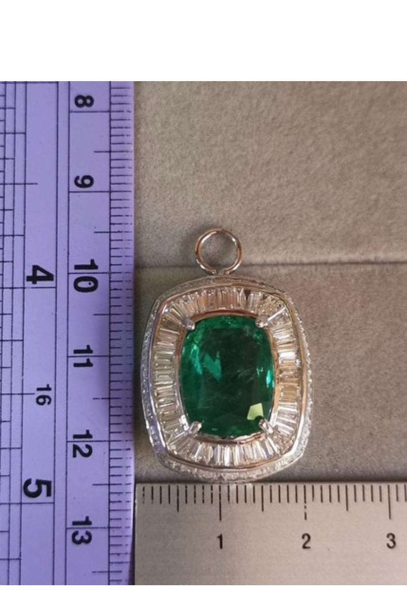 Pendentif en or 18 carats avec émeraude de Zambie certifiée AIG de 7,40 carats et diamants de 2,20 carats en vente 3