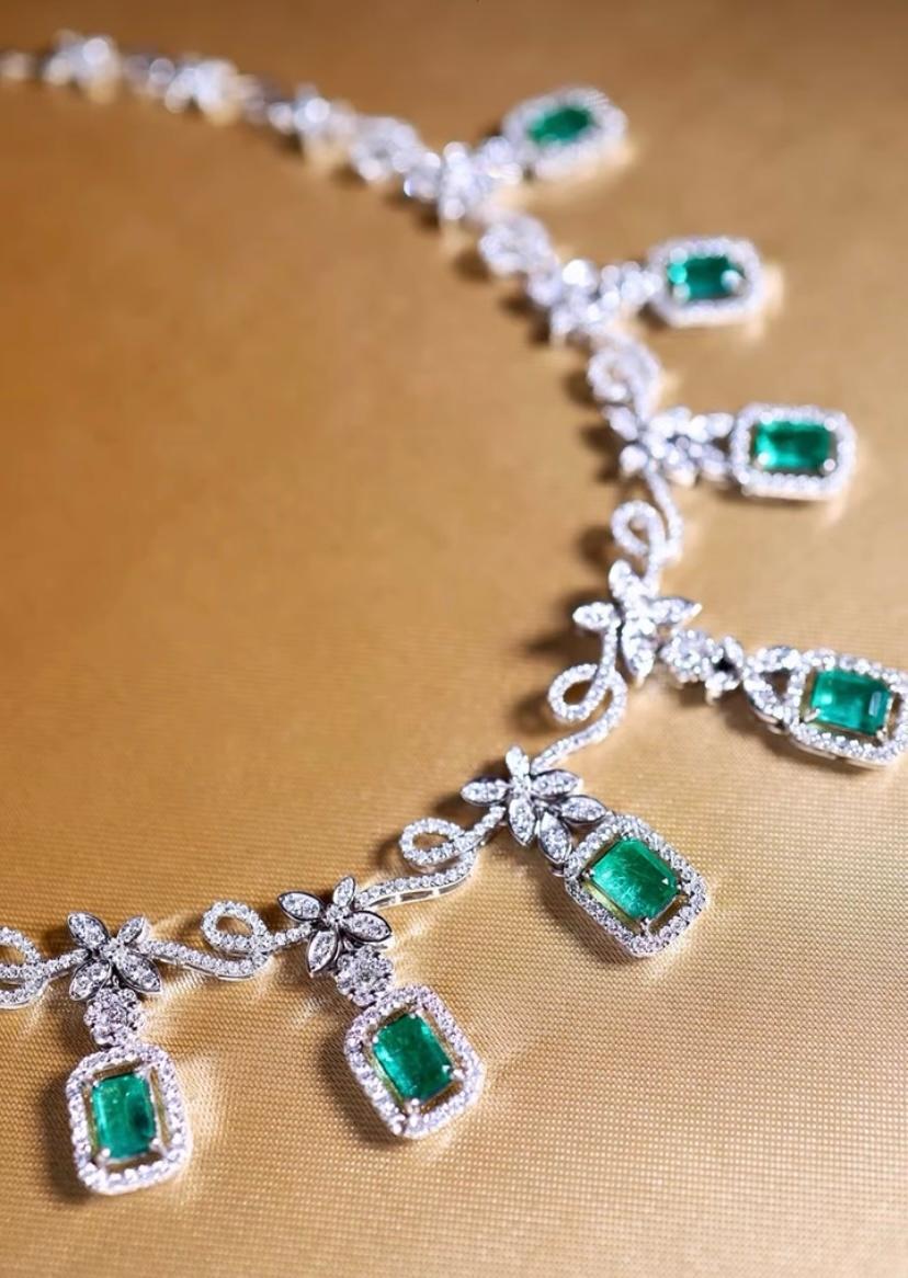 Un exquisito collar de Esmeraldas y Diamantes de diseño particular y refinado, elaborado con especial atención a los detalles.
Eleva tu belleza atemporal y añade un toque de color y sofisticación a tu look.
Magnífico collar de oro de 18 quilates con