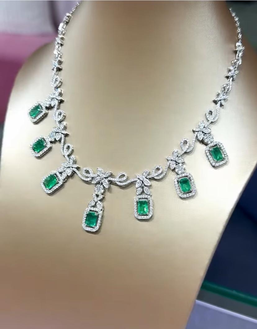 Collar de oro de 18 quilates con esmeraldas de Zambia de 7,40 quilates y 5,00 quilates de diamantes con certificado AIG Corte mixto en venta