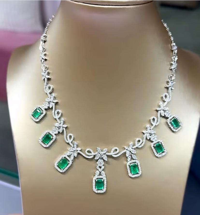 Collar de oro de 18 quilates con esmeraldas de Zambia de 7,40 quilates y 5,00 quilates de diamantes con certificado AIG en Nuevo estado para la venta en New Delhi, Delhi
