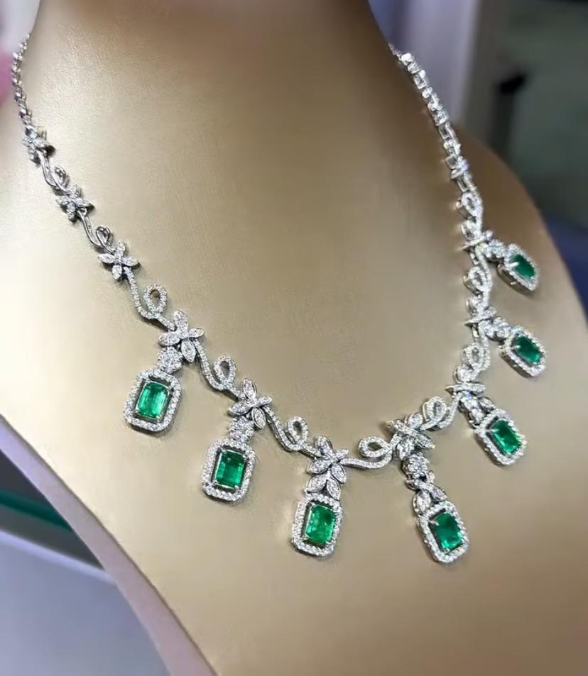 De las mujeres Collar de oro de 18 quilates con esmeraldas de Zambia de 7,40 quilates y 5,00 quilates de diamantes con certificado AIG en venta