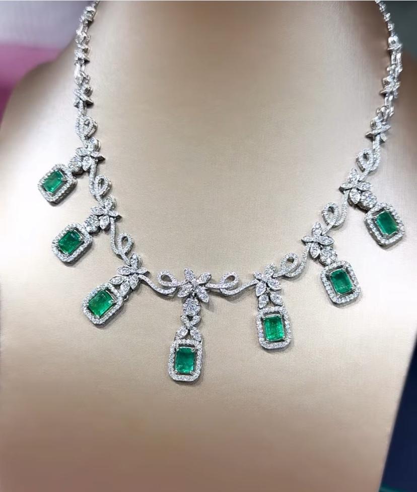 Collar de oro de 18 quilates con esmeraldas de Zambia de 7,40 quilates y 5,00 quilates de diamantes con certificado AIG en venta 1