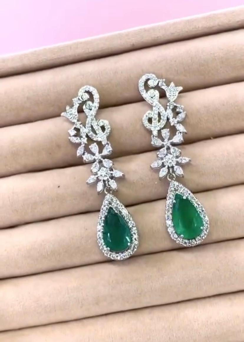 Taglio a goccia Orecchini in oro 18K con smeraldi dello Zambia certificati AIG da 7,50 carati e diamanti da 4,70 carati in vendita
