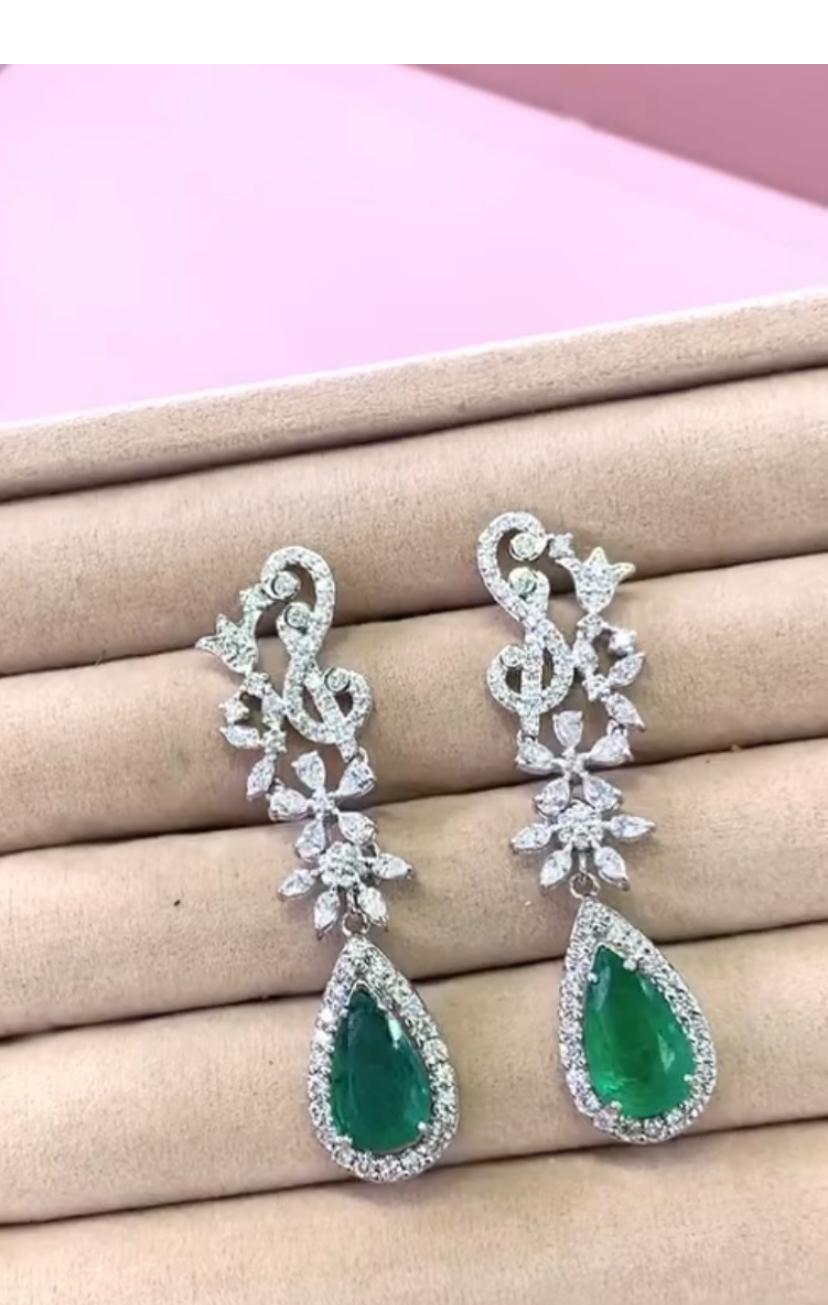 Orecchini in oro 18K con smeraldi dello Zambia certificati AIG da 7,50 carati e diamanti da 4,70 carati In condizioni Nuovo in vendita a Massafra, IT