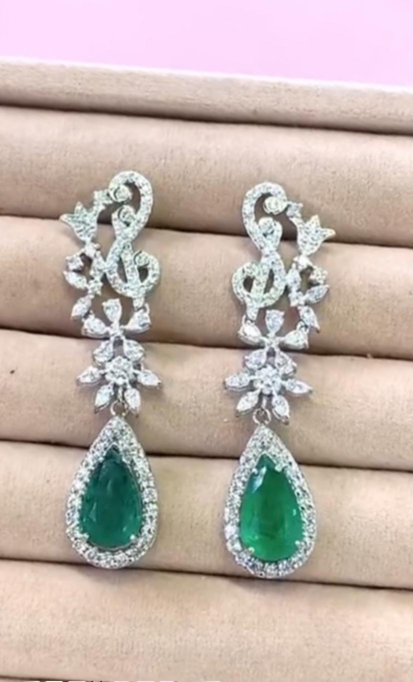 Donna Orecchini in oro 18K con smeraldi dello Zambia certificati AIG da 7,50 carati e diamanti da 4,70 carati in vendita
