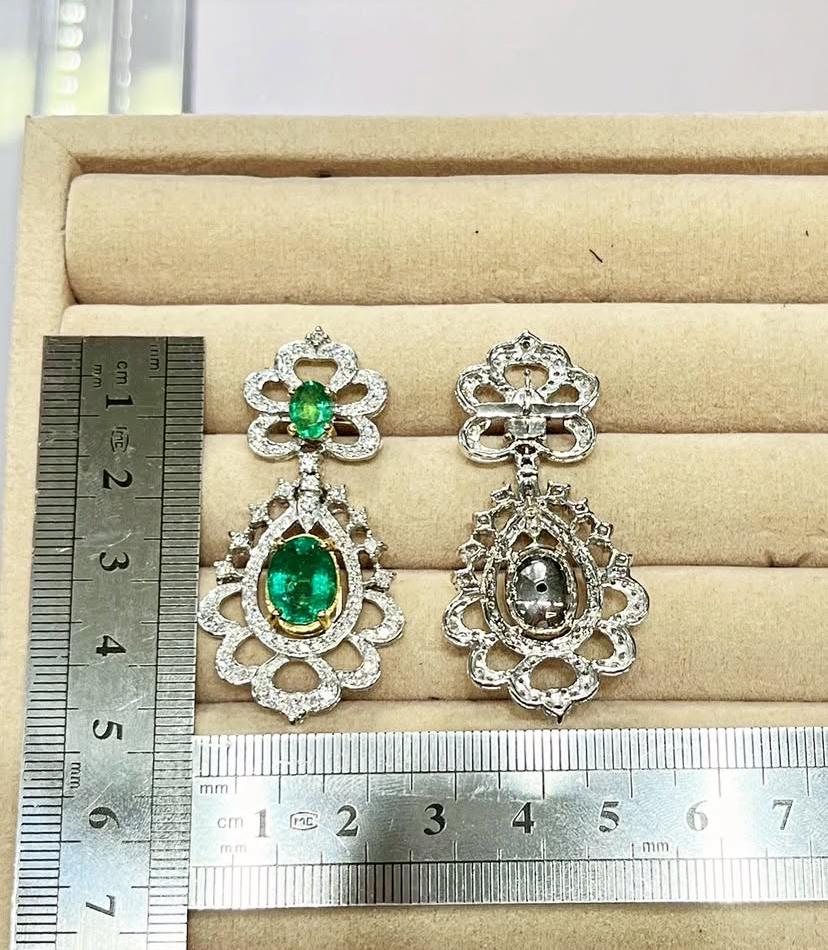 AIG zertifiziert 7,50 Karat sambische Smaragde 2,90 Karat Diamanten 18K Gold Ohrringe im Angebot 5