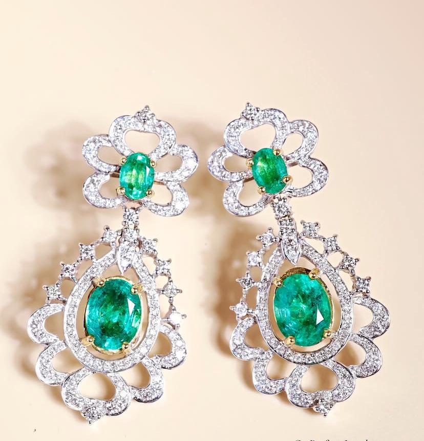 Ein exquisiter Ohrring mit Smaragden und Diamanten in elegantem und raffiniertem Design, so glamourös und schick!
Erhöhen Sie Ihre zeitlose Schönheit und verleihen Sie Ihrem Look einen Hauch von Raffinesse und Schönheit.
Atemberaubende Ohrringe