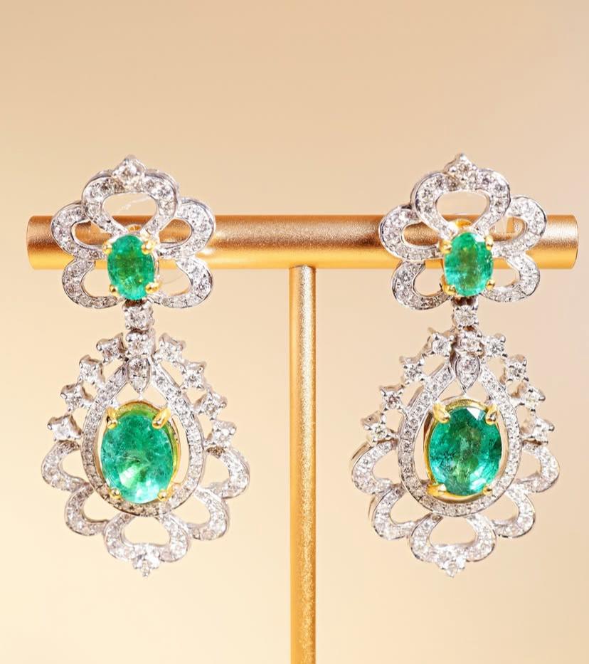 AIG zertifiziert 7,50 Karat sambische Smaragde 2,90 Karat Diamanten 18K Gold Ohrringe im Angebot 1