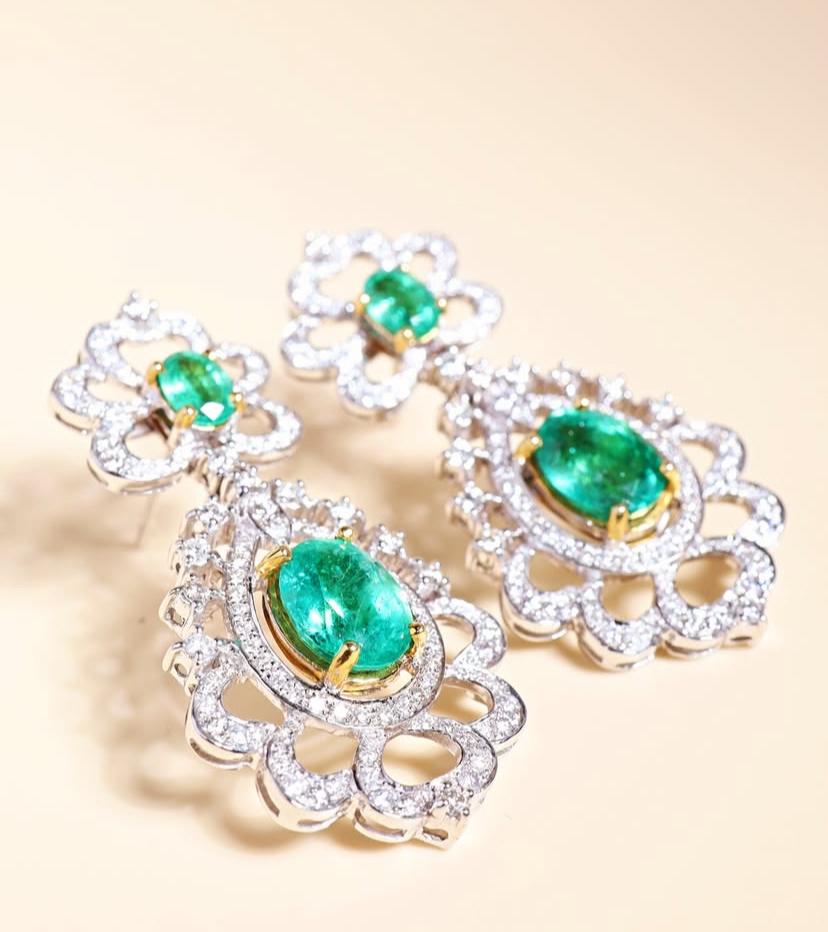 AIG zertifiziert 7,50 Karat sambische Smaragde 2,90 Karat Diamanten 18K Gold Ohrringe im Angebot 3