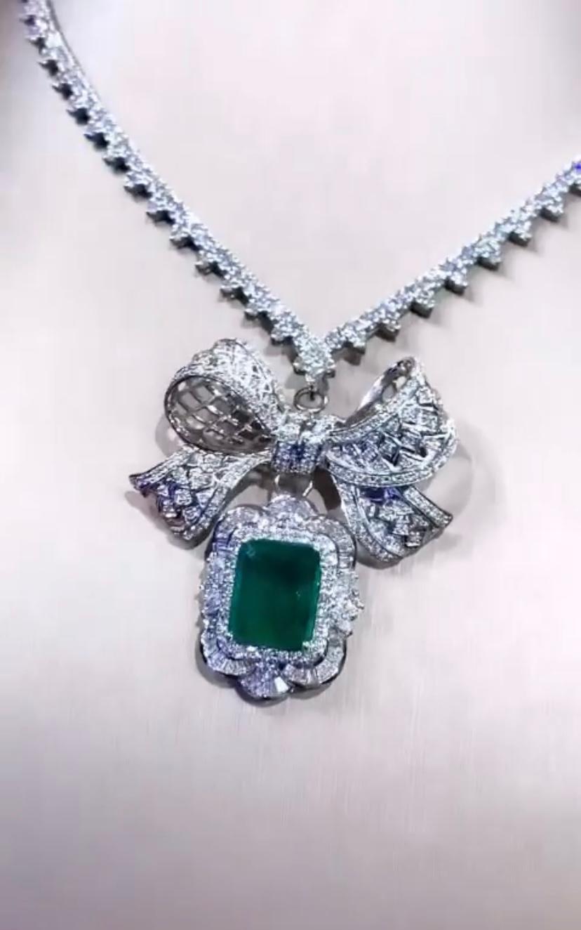 AIG Certified 7.55 Carats Zambian Emerald   Diamonds 18K Gold Pendant Necklace  In New Condition For Sale In Massafra, IT