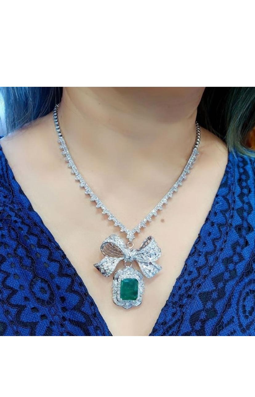 AIG Certified 7.55 Carats Zambian Emerald   Diamonds 18K Gold Pendant Necklace  For Sale 3