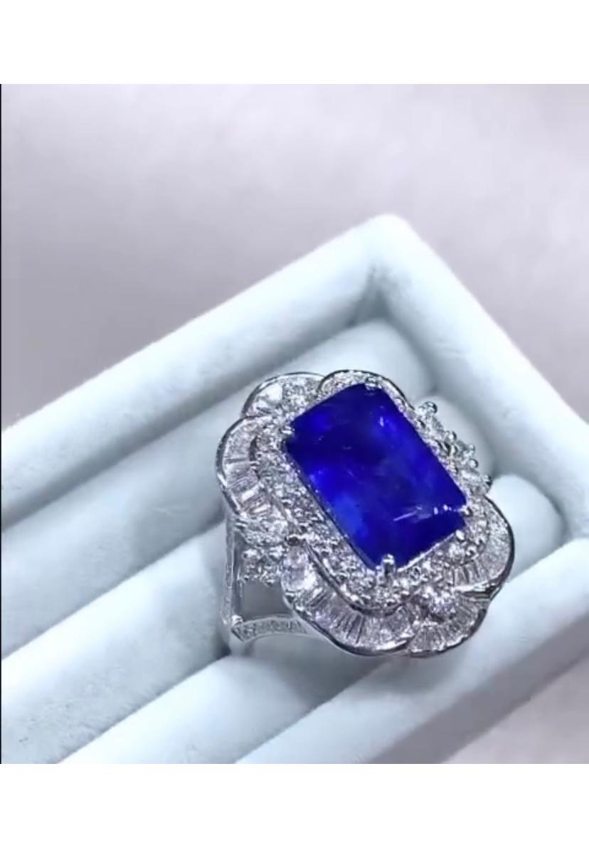 AIG Certified 7.60 Carat Ceylon Sapphire  1.70 Ct Diamonds 18k Gold Ring In New Condition For Sale In Massafra, IT