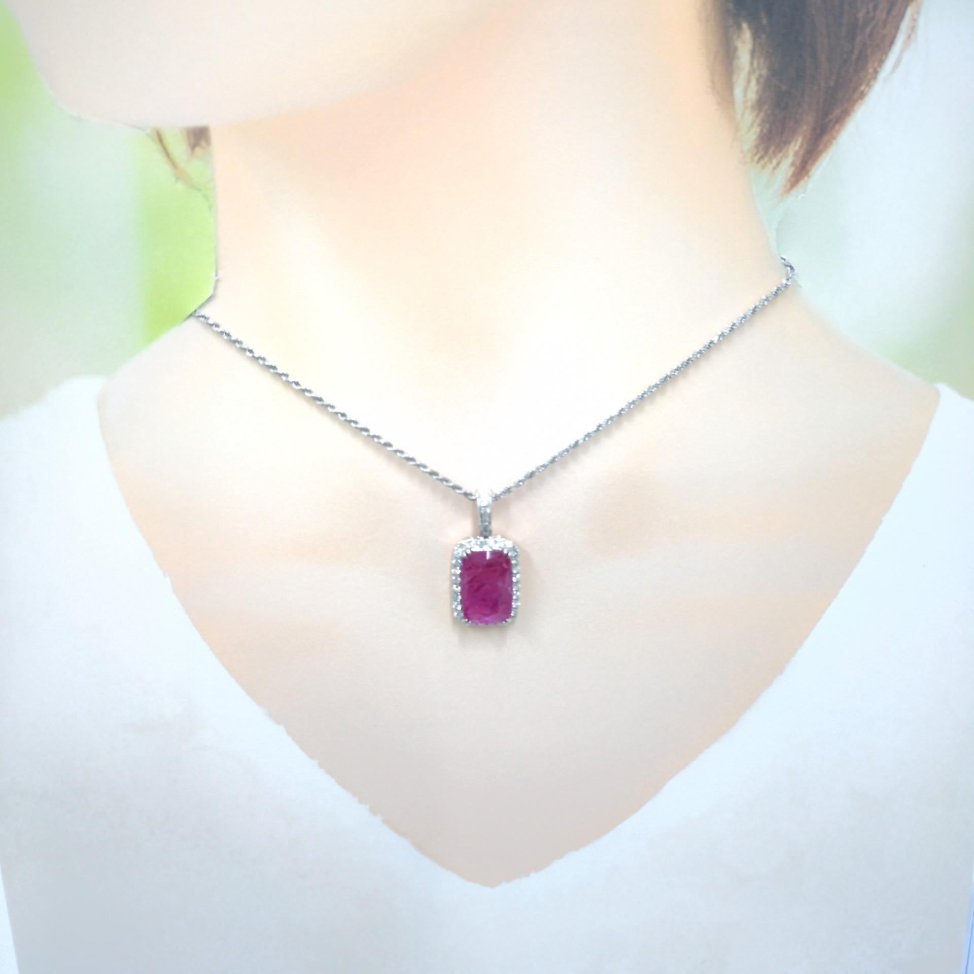Dieser exquisite Anhänger präsentiert einen atemberaubenden 7,62-Karat-Rubin aus Burma, einen seltenen und sehr begehrten Edelstein, der nicht erhitzt wurde. Der Rubin ist in einem klassischen rechteckigen Schliff gefasst, der seine leuchtend rote