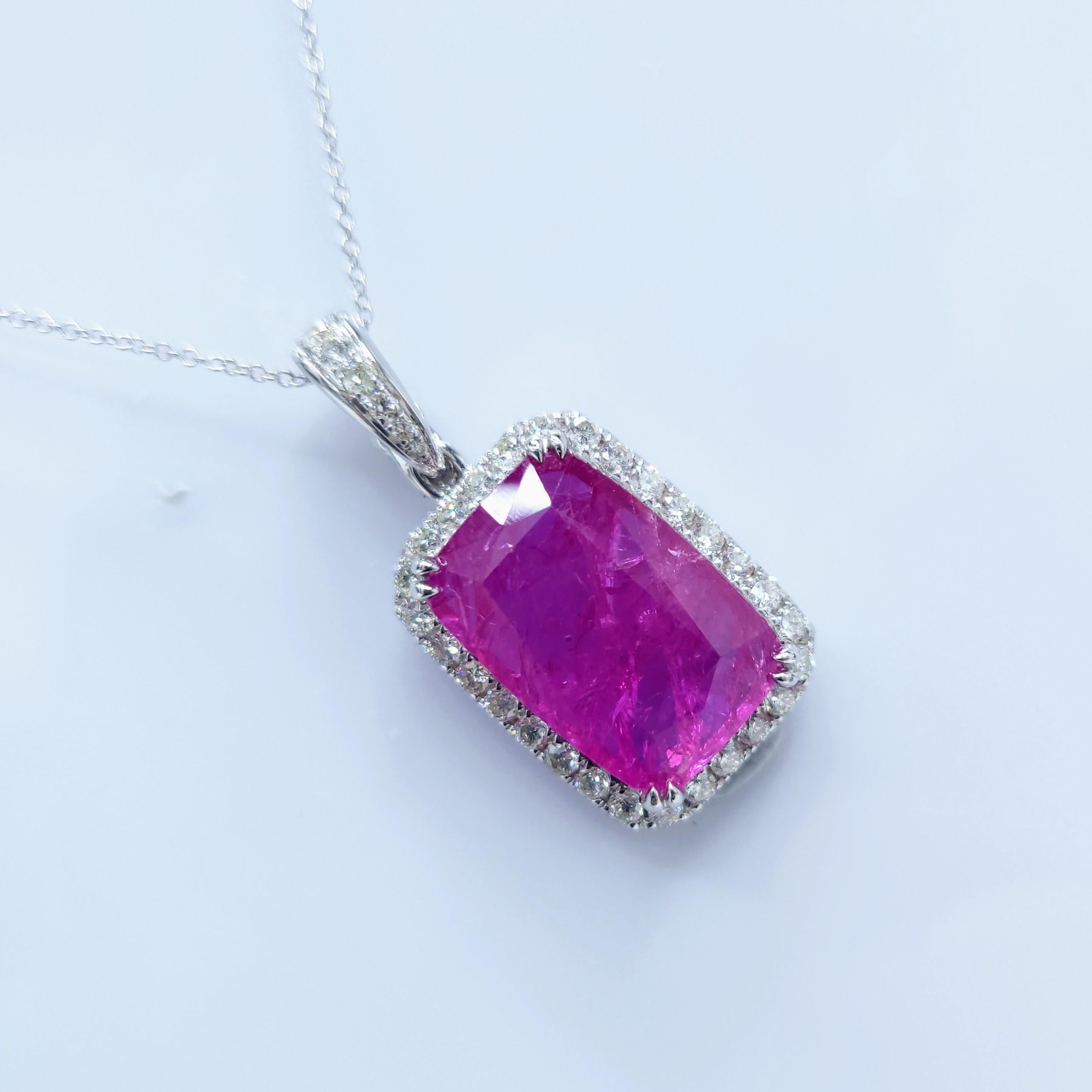 AIG-zertifiziert 7,62 Karat Unheat Burma Rubin & Diamant-Anhänger in 18K Weißgold (Tropfenschliff) im Angebot