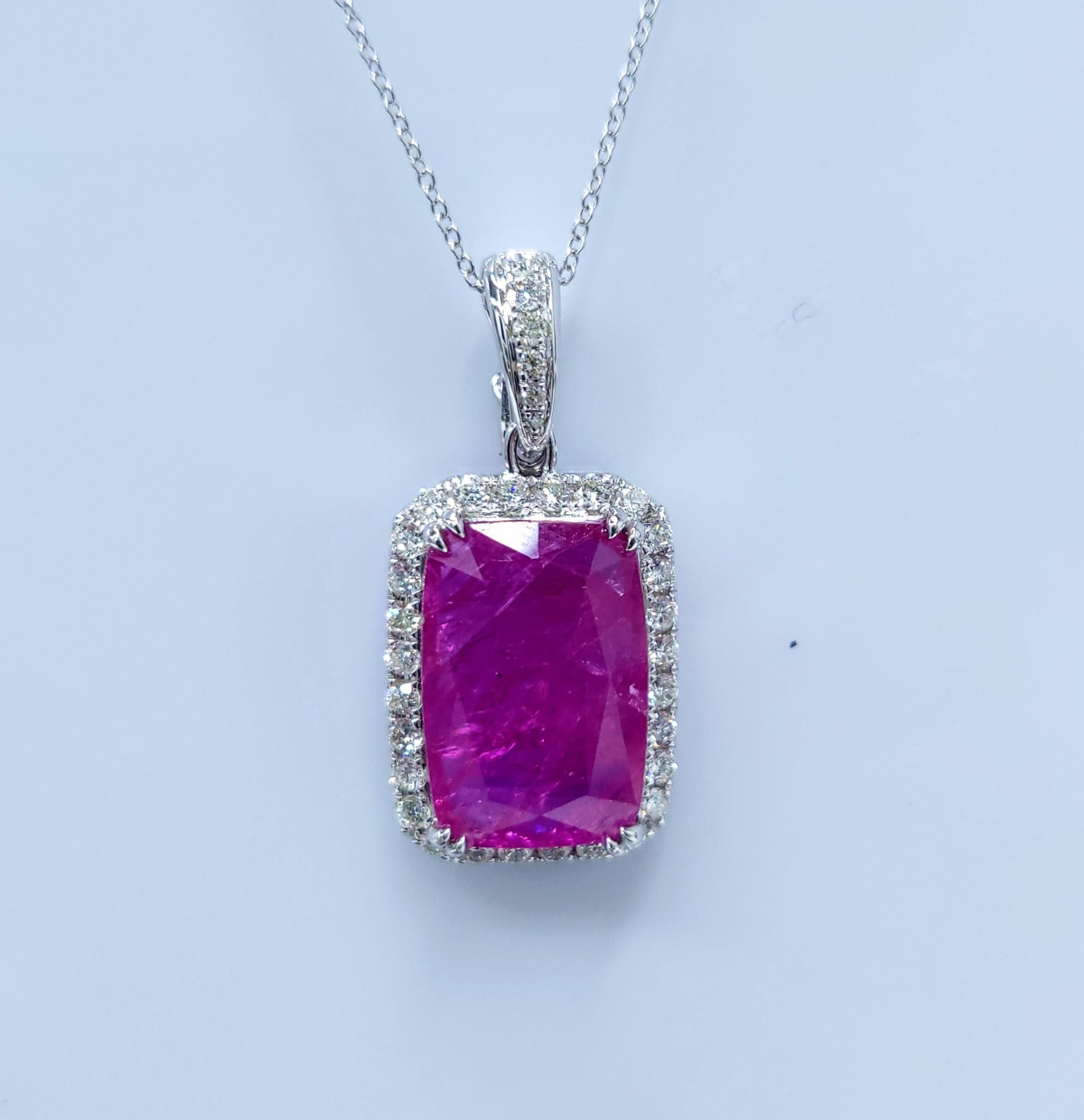 AIG-zertifiziert 7,62 Karat Unheat Burma Rubin & Diamant-Anhänger in 18K Weißgold im Angebot 1