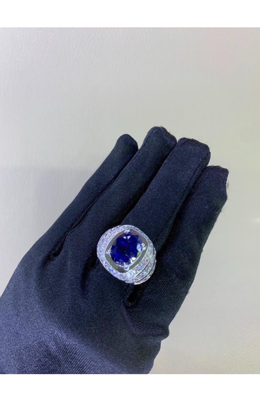 Mixed Cut AIG Certified 7.70 Carat Diamonds 7.40 Carat Ceylon Blue Sapphire 18K Gold Ring For Sale