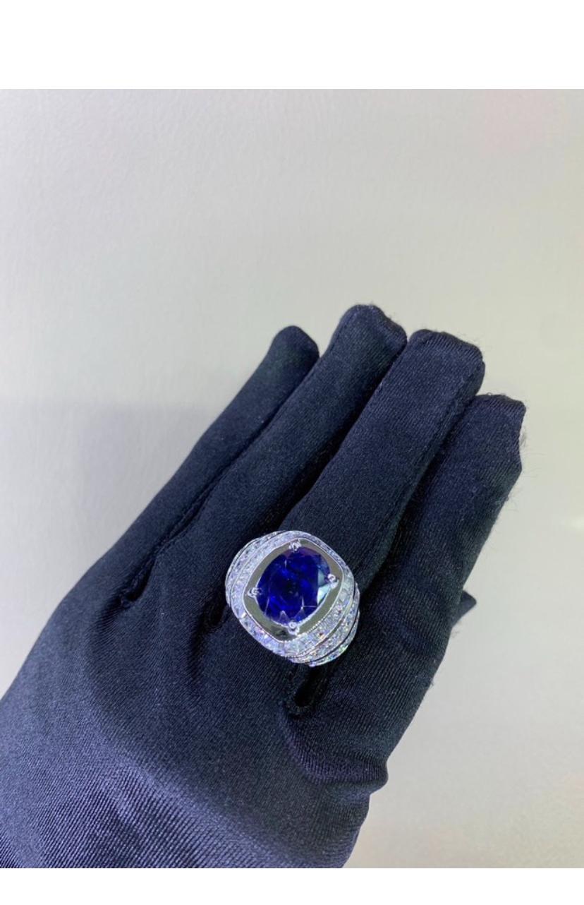 AIG Certified 7.70 Carat Diamonds 7.40 Carat Ceylon Blue Sapphire 18K Gold Ring In New Condition For Sale In Massafra, IT