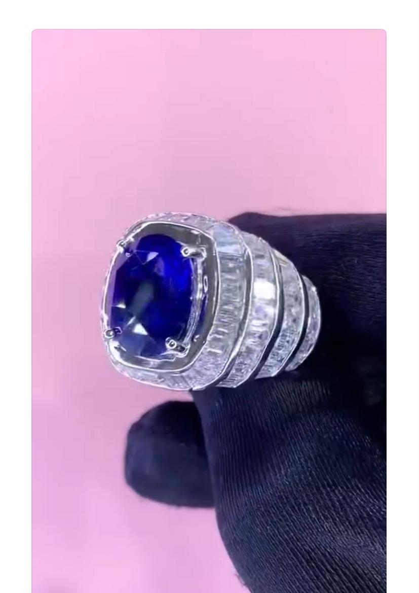 AIG Certified 7.70 Carat Diamonds 7.40 Carat Ceylon Blue Sapphire 18K Gold Ring For Sale 2