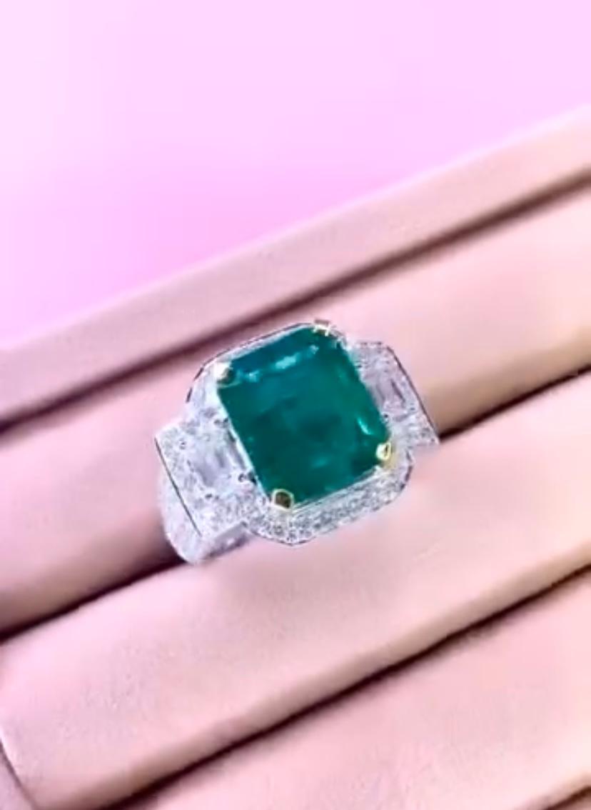 18 Karat Goldring, AIG-zertifizierter 7,70 Karat sambischer Smaragd, 2,40 Karat Diamanten im Zustand „Neu“ im Angebot in Massafra, IT