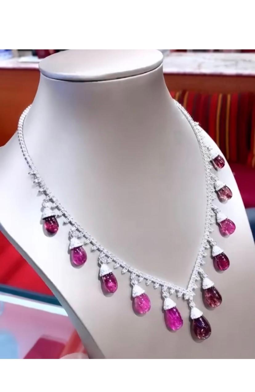 AIG-zertifizierte 77,00 Karat Turmalin Rubellit 6,50 Karat Diamanten 18K Gold Halskette (Cabochon) im Angebot
